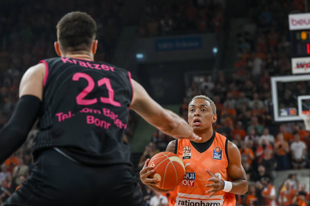 的年轻前锋 的年轻前锋